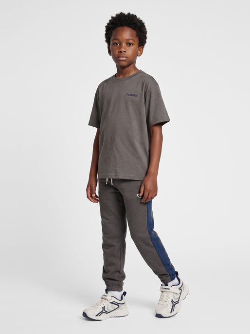 hmlJR LOOSE GRAPHIC T-SHIRT S/S, DARK GULL GRAY, model