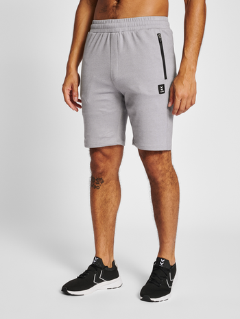 hmlMT INTERVAL SHORTS, GREY MELANGE, model