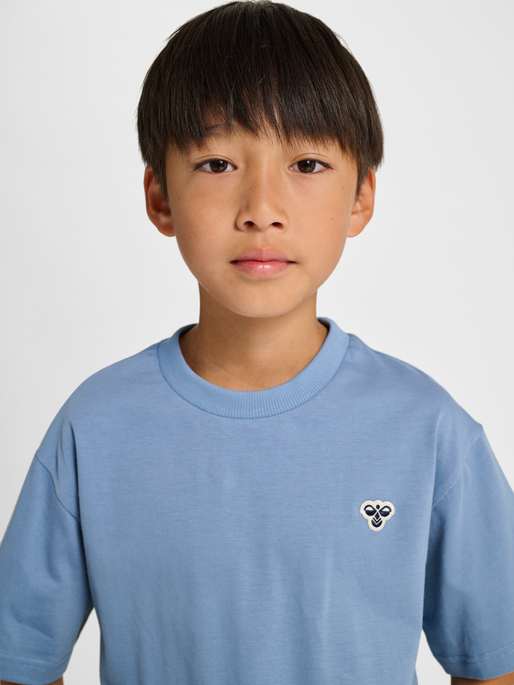 hmlJR LOOSE T-SHIRT S/S BEE, FADED DENIM, model