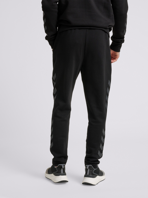 hmlLEGACY TAPERED PANTS, BLACK, model