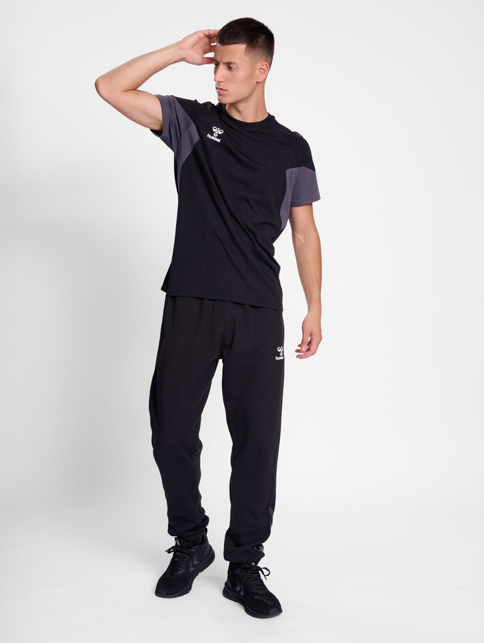 hmlTRAVEL SWEAT PANTS, BLACK, model