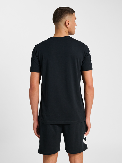 hmlLEGACY 2.0 T-SHIRT S/S, BLACK, model