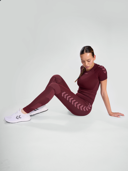 HUMMEL FIRST SEAMLESS JERSEY S/S W, BURGUNDY, model