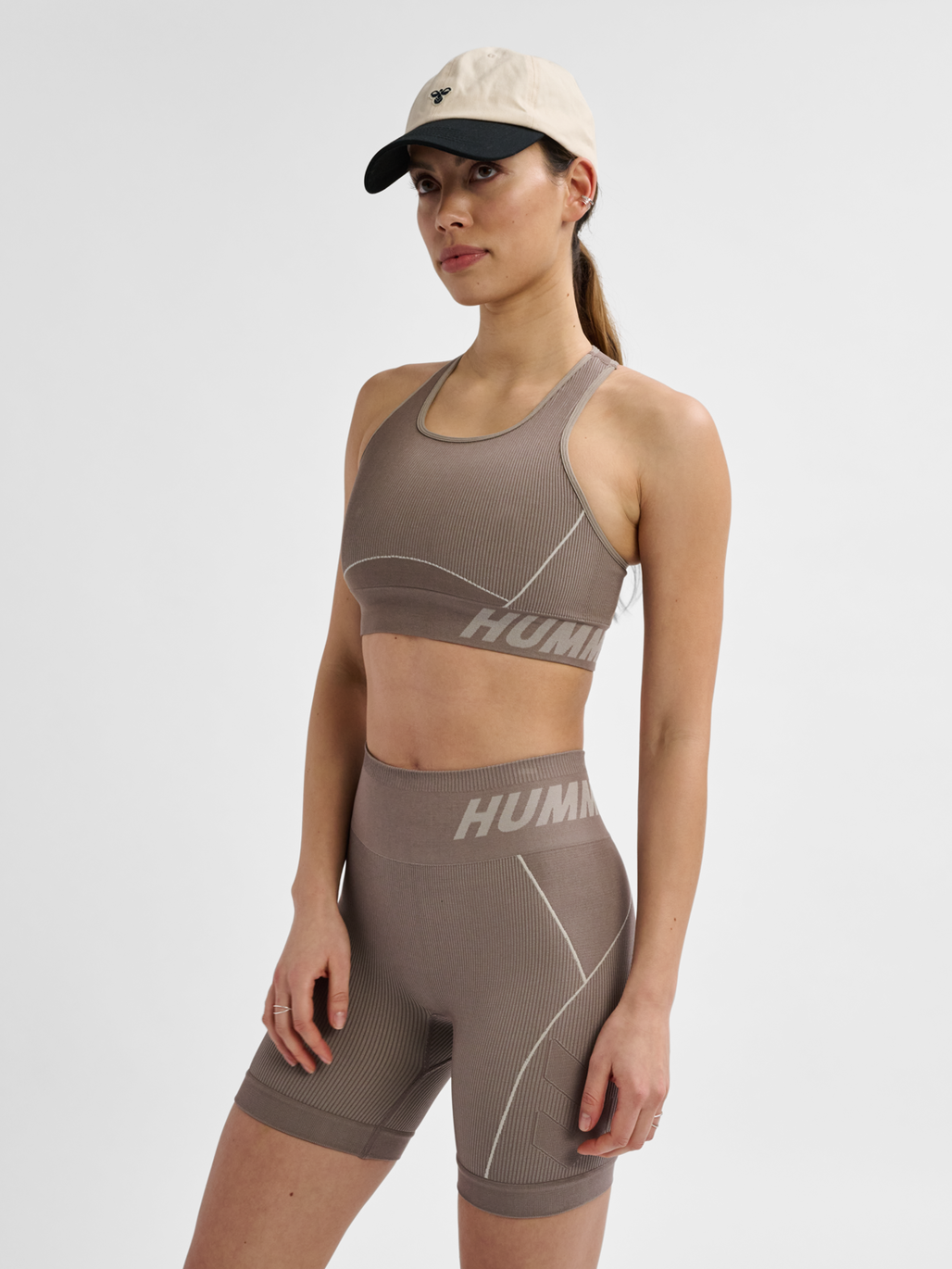 hmlTE CHRISTEL SEAMLESS SPORTS TOP, CHATEAU GRAY/DRIFTWOOD MELANGE, model