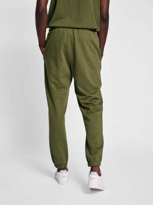 hmlLP10 LOOSE SWEATPANTS, IVY GREEN, model