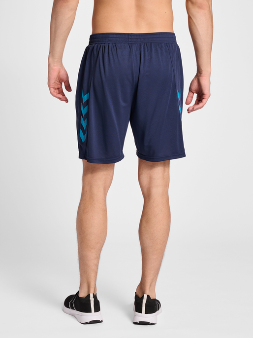 hmlONGRID POLY SHORTS, MARINE/ATOMIC BLUE, model