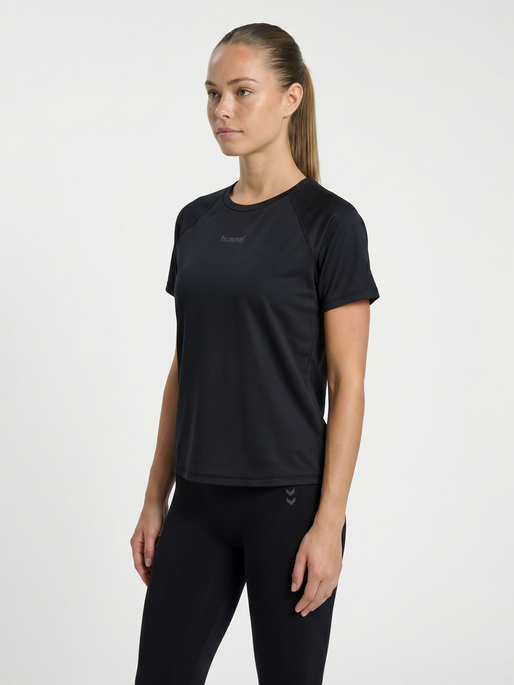 hmlVANJA TECH T-SHIRT S/S, BLACK, model