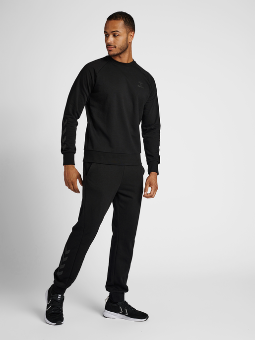 hmlISAM 2.0 SWEATSHIRT, BLACK, model