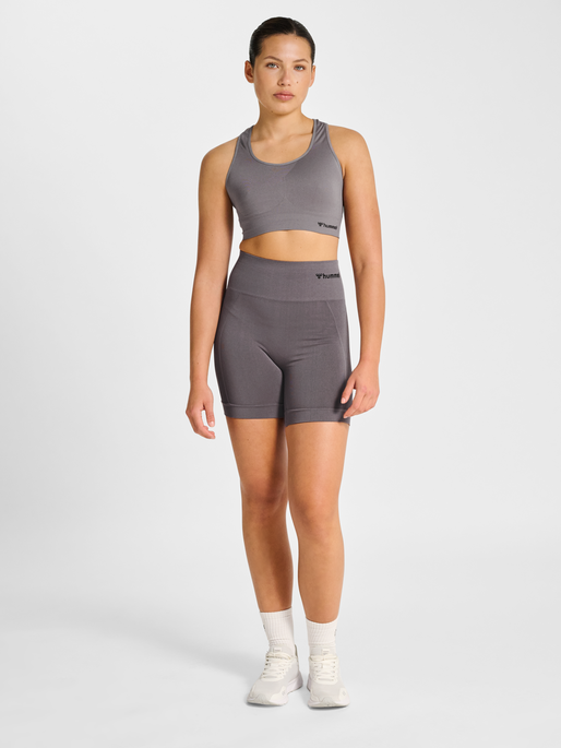 hmlTIF SEAMLESS SHORTS, SHARK, model