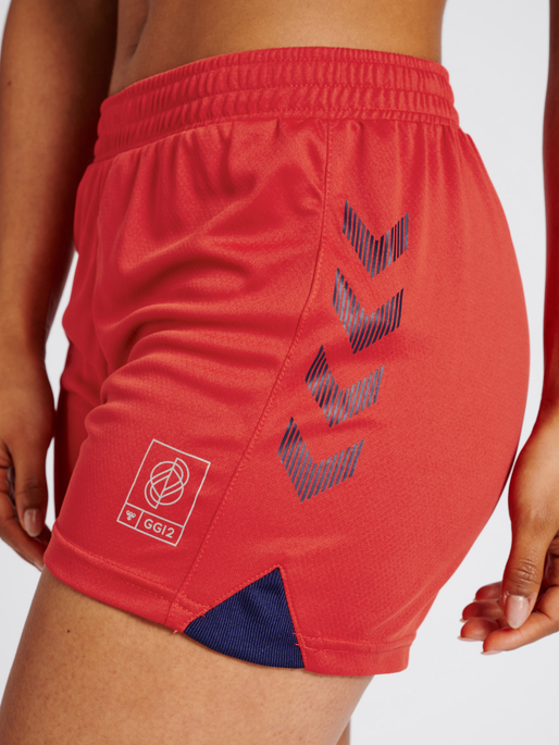 hmlGG12 ACTION SHORTS WOMAN, AURA ORANGE, model