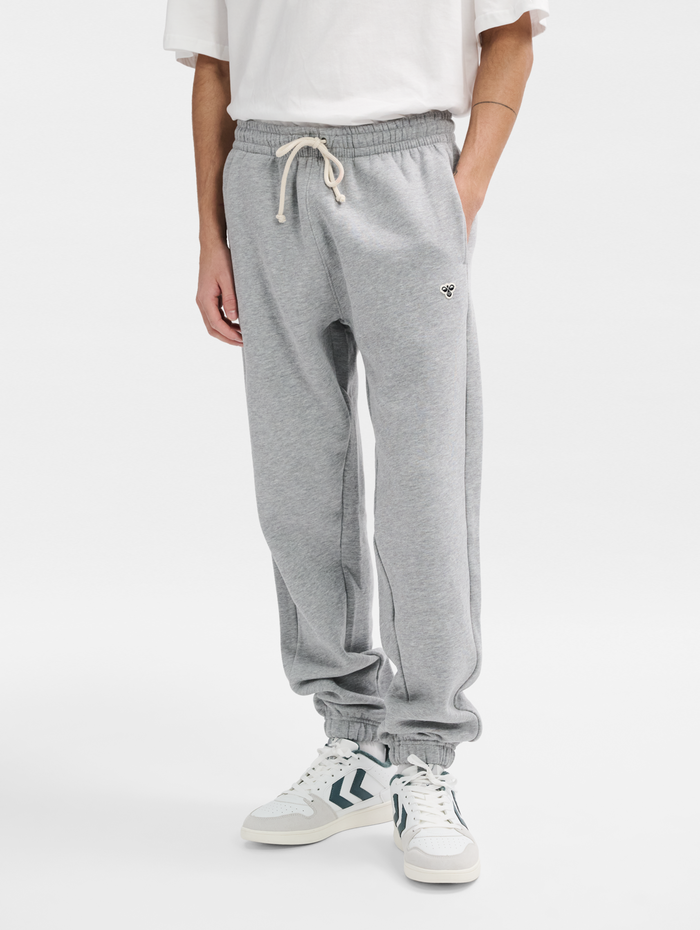 hmlLOOSE SWEATPANT BEE, GREY MELANGE, model