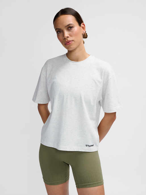 hmlMT ULTRA BOXY SHORT T-SHIRT, WHITE MELANGE, model