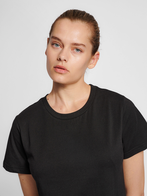 hmlRED BASIC T-SHIRT S/S WOMAN, BLACK, model