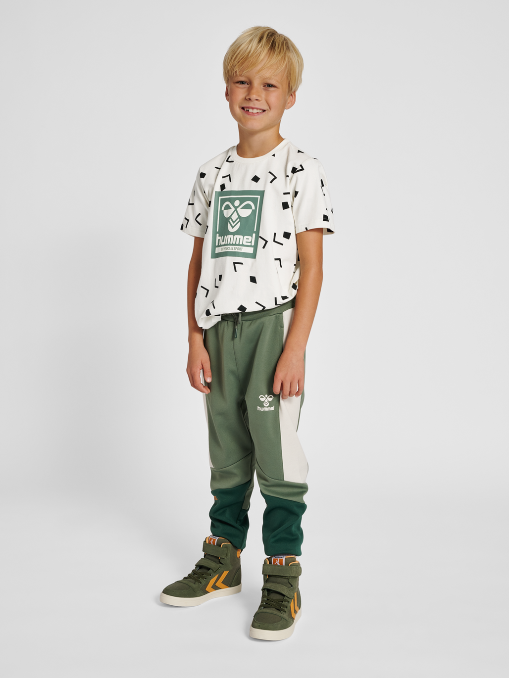 hmlELI T-SHIRT S/S, MARSHMALLOW, model