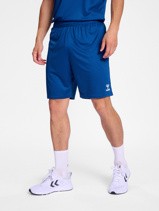 hmlESSENTIAL SHORTS, TRUE BLUE, model