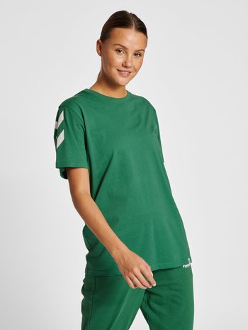 hmlLEGACY CHEVRON T-SHIRT, FOLIAGE GREEN, model