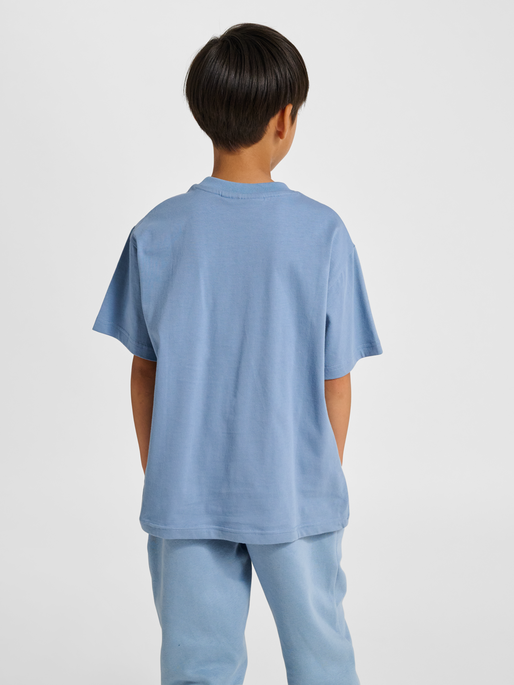 hmlJR LOOSE T-SHIRT S/S BEE, FADED DENIM, model
