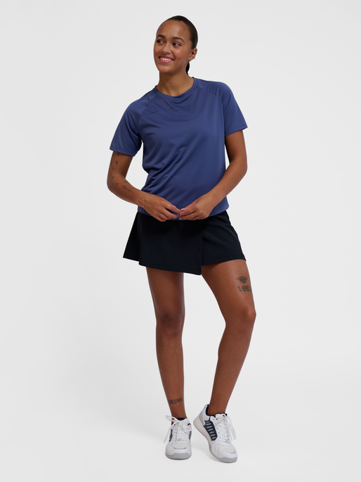 hmlCOURT LIGHT WEIGHT T-SHIRT W, BLUE INDIGO, model