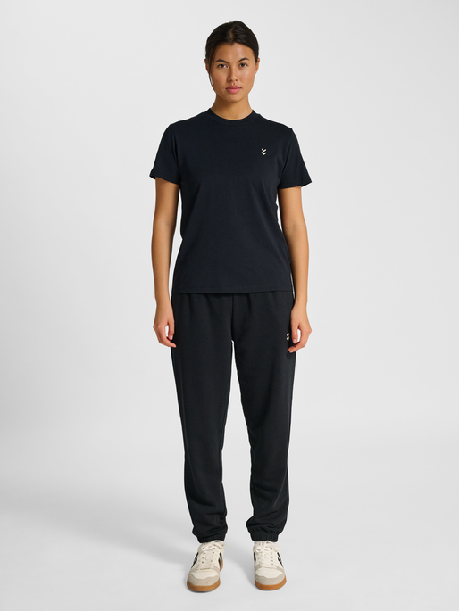 hmlPULSE W T-SHIRT, BLACK hmlPULSE W T-SHIRT, BLACK, model