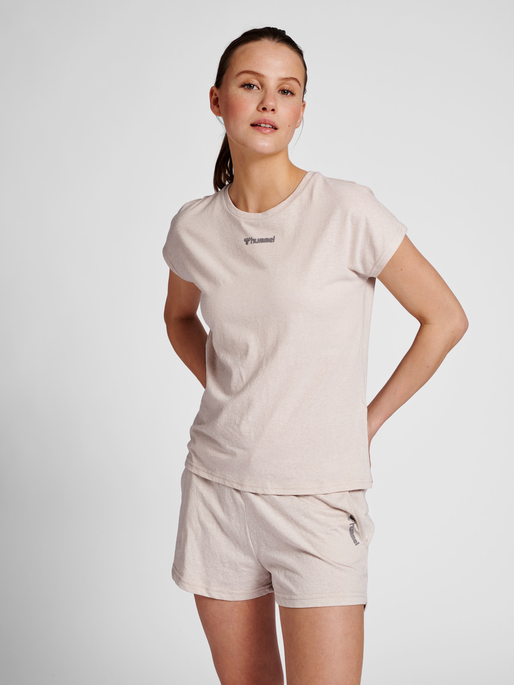 hmlZANDRA T-SHIRT, PUMICE STONE MELANGE, model