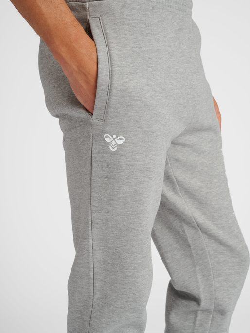 hmlGG12 SWEAT PANTS, GREY MELANGE, model