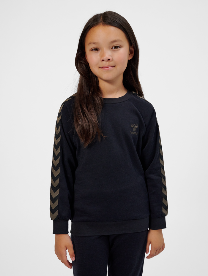 hmlWONG SWEATSHIRT, BLACK, model