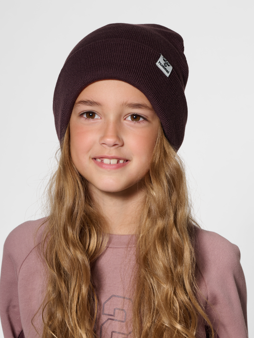 hmlPARK BEANIE, FUDGE, model