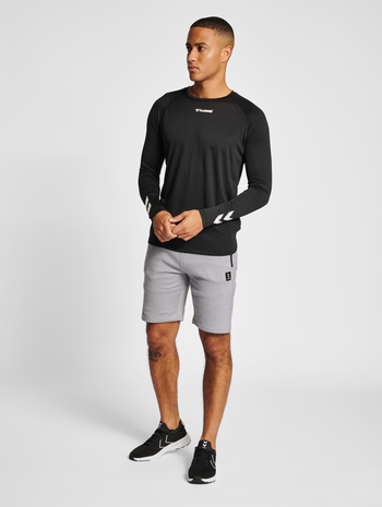 hmlMT INTERVAL SHORTS, GREY MELANGE, model