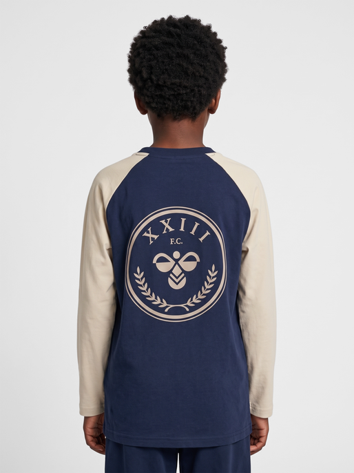 hmlJR LOOSE GRAPHIC T-SHIRT L/S, DRESS BLUES, model