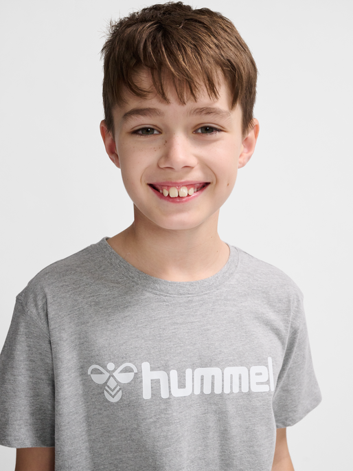 hmlGO 2.0 LOGO T-SHIRT S/S KIDS, GREY MELANGE, model