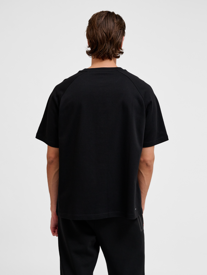 hmlTECH LOOSE T-SHIRT, BLACK, model