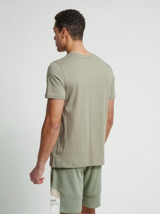 hmlVARSITY T-SHIRT, 8062, model
