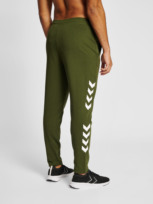 hmlLEGACY TAPERED PANTS, RIFLE GREEN, model