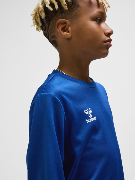 hmlESSENTIAL SWEATSHIRT KIDS, TRUE BLUE, model