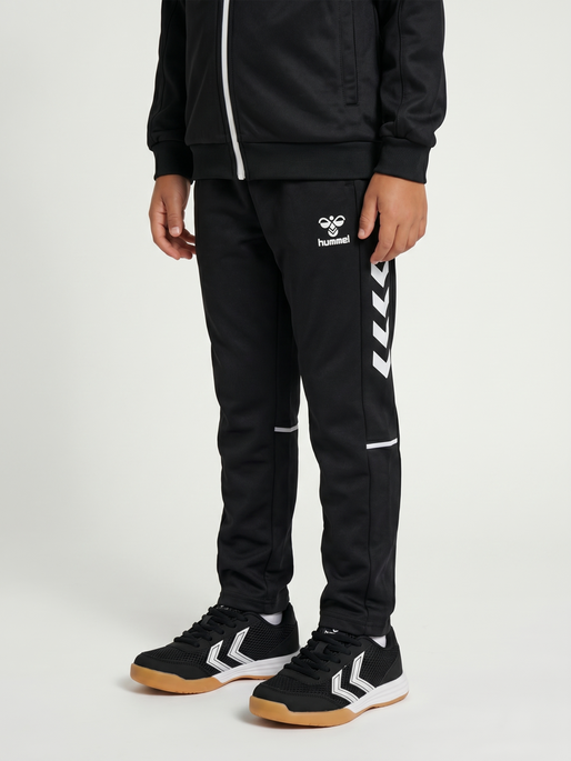 hmlCORE 2.0 SWEAT PANTS KIDS, BLACK/WHITE, model