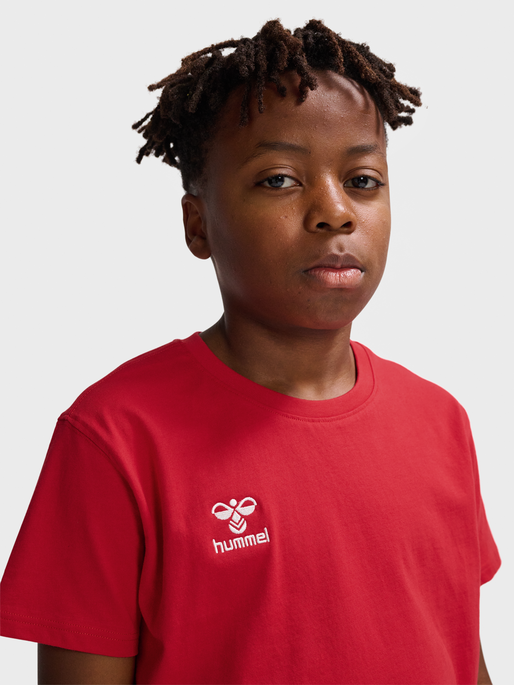 hmlGO 2.0 T-SHIRT S/S KIDS, TRUE RED, model