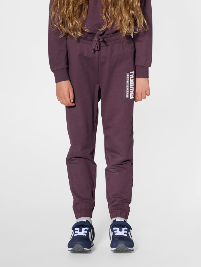 hmlTUKAS PANTS, HUCKLEBERRY, model