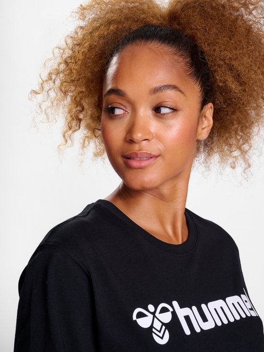 hmlGO 2.0 LOGO T-SHIRT S/S WOMAN, BLACK, model