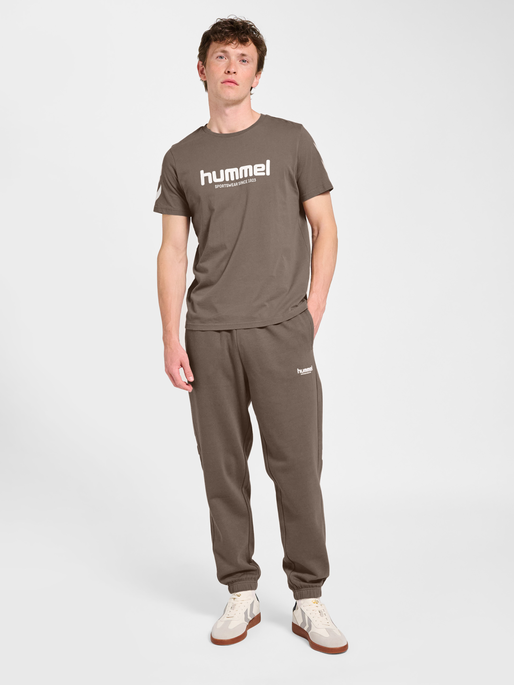 hmlLEGACY 2.0 SWEATPANTS, DARK NIGHT, model