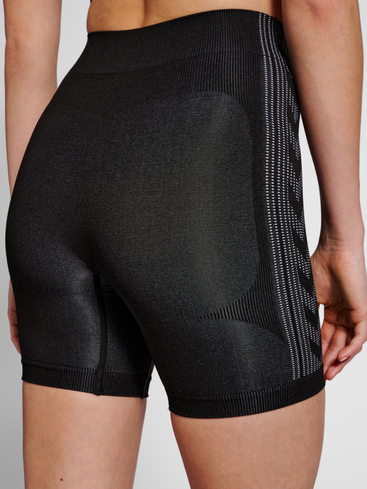 hmlSHAPING SEAMLESS MW SHORTS, BLACK, model