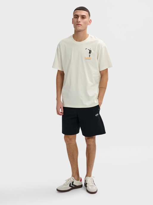 hmlLGC FLOYD BOXY T-SHIRT, EGRET, model