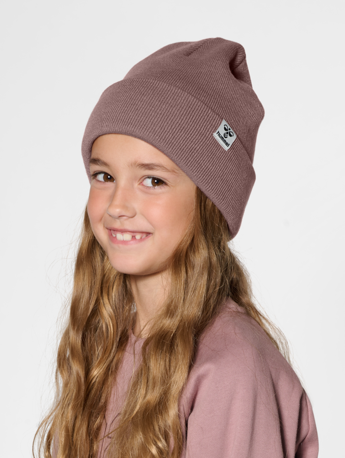 hmlPARK BEANIE, TWILIGHT MAUVE, model