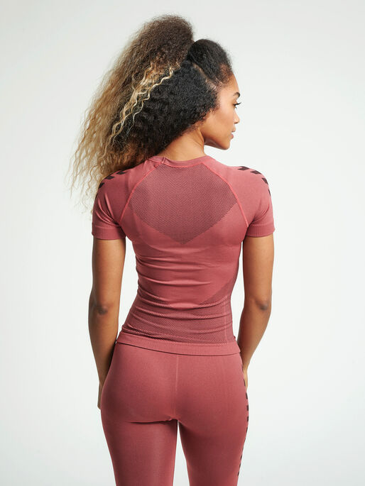 HUMMEL FIRST SEAMLESS JERSEY S/S WOMAN, MARSALA, model