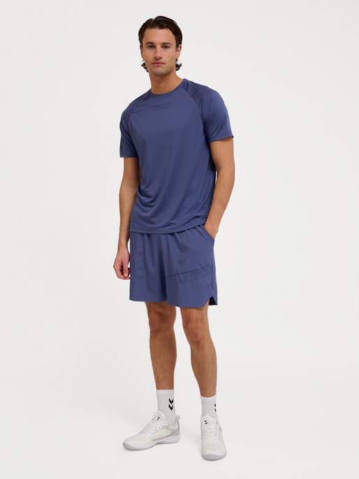 hmlCOURT LIGHT WEIGHT T-SHIRT, BLUE INDIGO, model