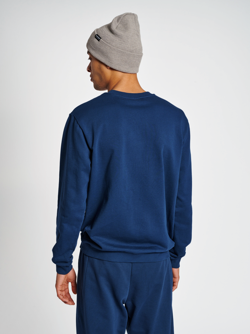 hmlLGC AUSTIN SWEATSHIRT, DRESS BLUES, model