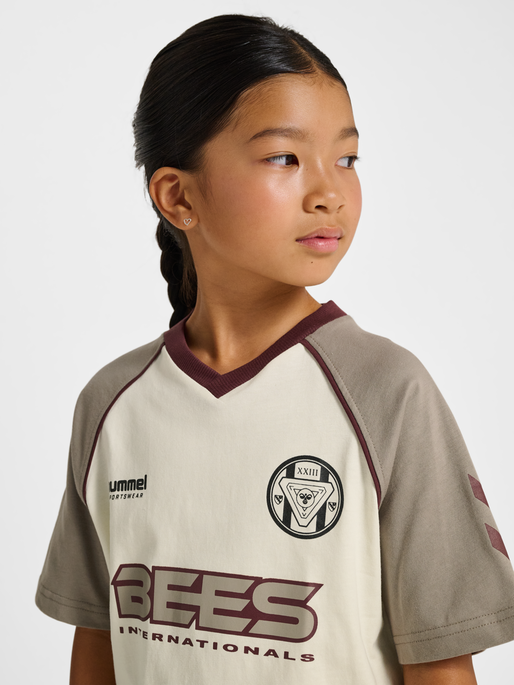 hmlJR REG V-NECK BEES T-SHIRT S/S, TOFU, model