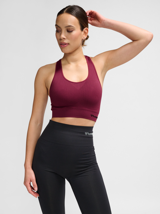 hmlTIF SEAMLESS SPORTS TOP, CHOCOLATE TRUFFLE , model