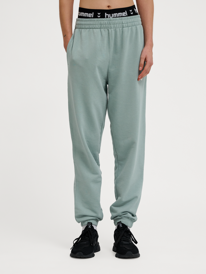 hmlPULSE W SWEAT PANTS, CHINOIS GREEN, model