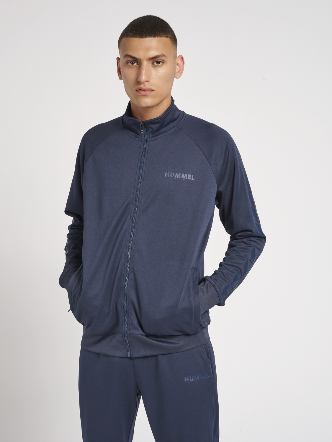 29,95 € 2 couleurs BEETLE BLUE NIGHTS hmlLEGACY POLY TAPERED PANTS, BLUE  NIGHTS, model hmlLEGACY POLY TAPERED PANTS 29,95 € 2 couleurs BLUE NIGHTS  BEETLE hmlPROMO POLY SUIT, BLACK, packshot hmlPROMO POLY SUIT 