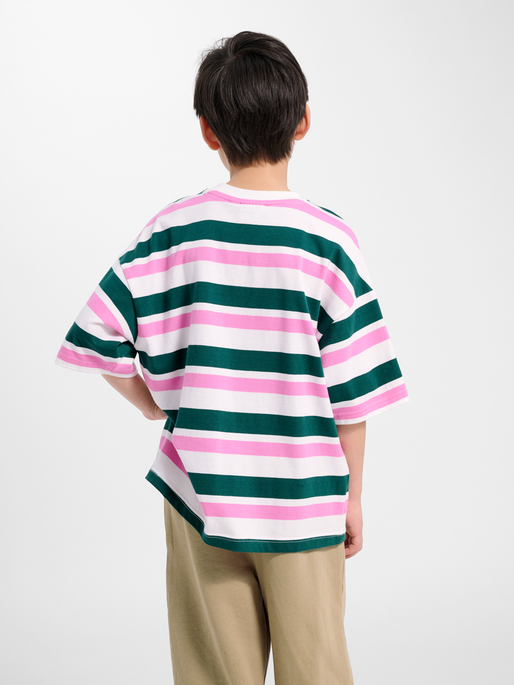 hmlJR SILLY S/S BOXY T-SHIRT STRIPE, FOREST BIOME, model